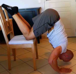 exercice épaules sur chaise