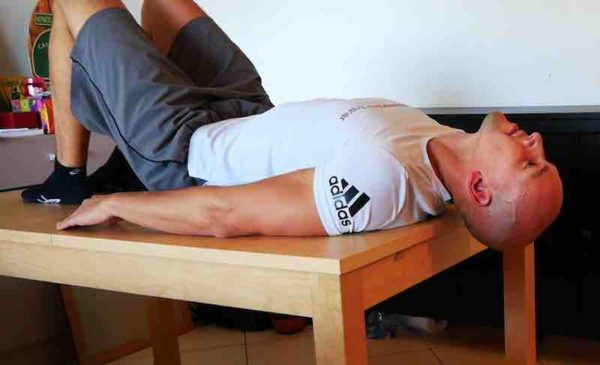 exercice pour muscler son cou sur table