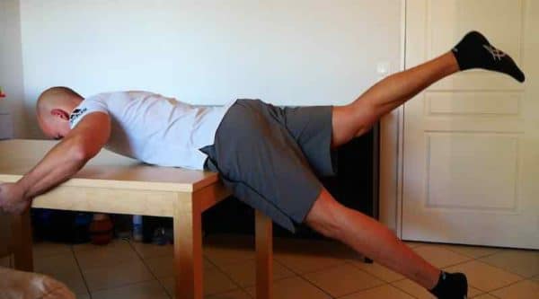 exercice de musculation sur table