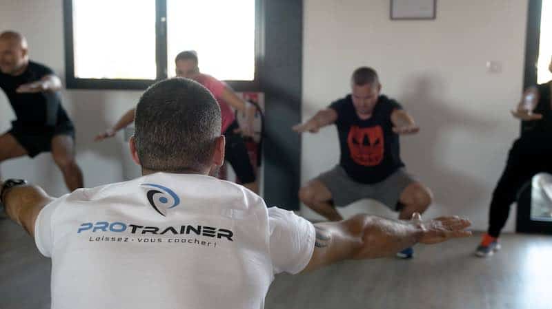 séance de sport avec un coach au travail
