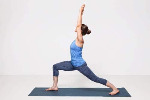 posture guerrier 1 Virabhadrasana 1