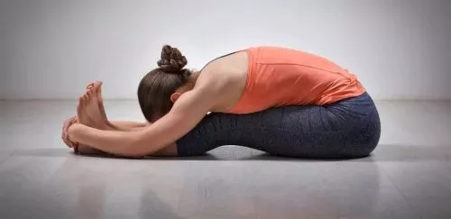 posture de la pince Paschimottanasana