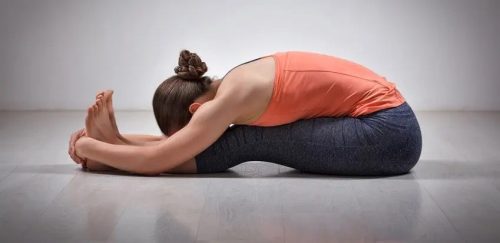 posture de la pince Paschimottanasana