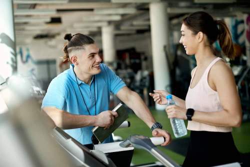 coach sportif avec son client