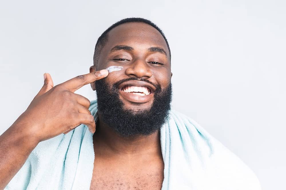 Homme qui prend soin de sa peau soins de la peau