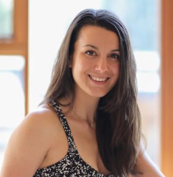 lola professeure de yoga vinyasa à annecy
